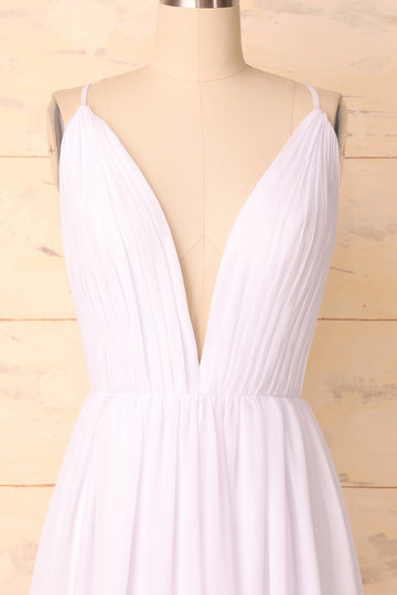 Vestido con cuello en V profundo